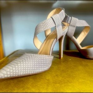 🍁🍂Sexy Vince Camuto Snake Skin nude pumps.